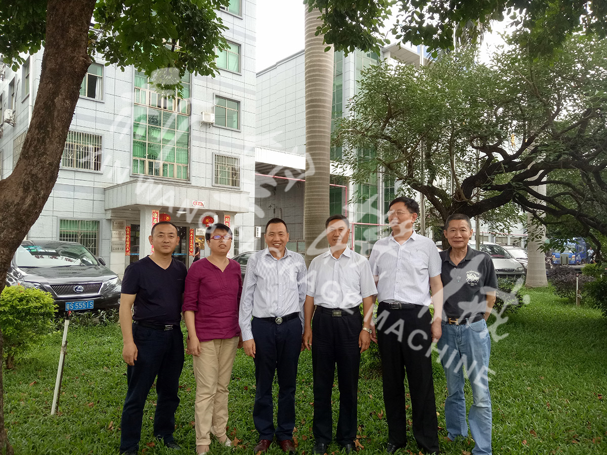 總裝備部劉思剛少將、新華社李建琦博士一行蒞臨新望公司考察指導(dǎo)