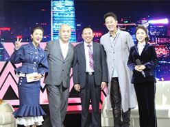 新望董事長(zhǎng)羅永輝與著名歌星劉尊老師、汪正正老師、郭津彤老師、主持人雅琪在北京電視臺(tái)錄制節(jié)目現(xiàn)場(chǎng)親切合影